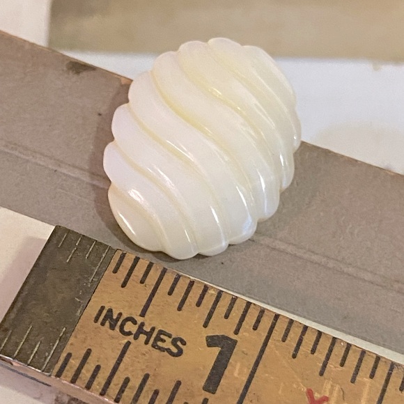 Vintage Mother of Pearl Scalloped Iridescent Shell Pierced Ear Earrings - Picture 2 of 16